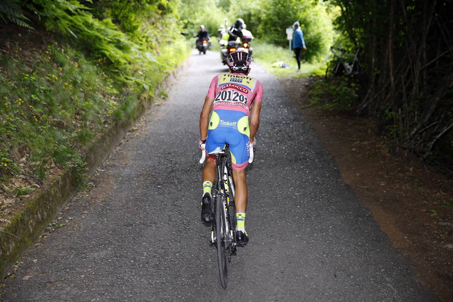 Contador compie l&#39;impresa sulla montagna di Pantani: attardato di quasi 50&#39;&#39; per una foratura, lo spagnolo affronta a tutta le prime rampe, le più dure. Bettini 